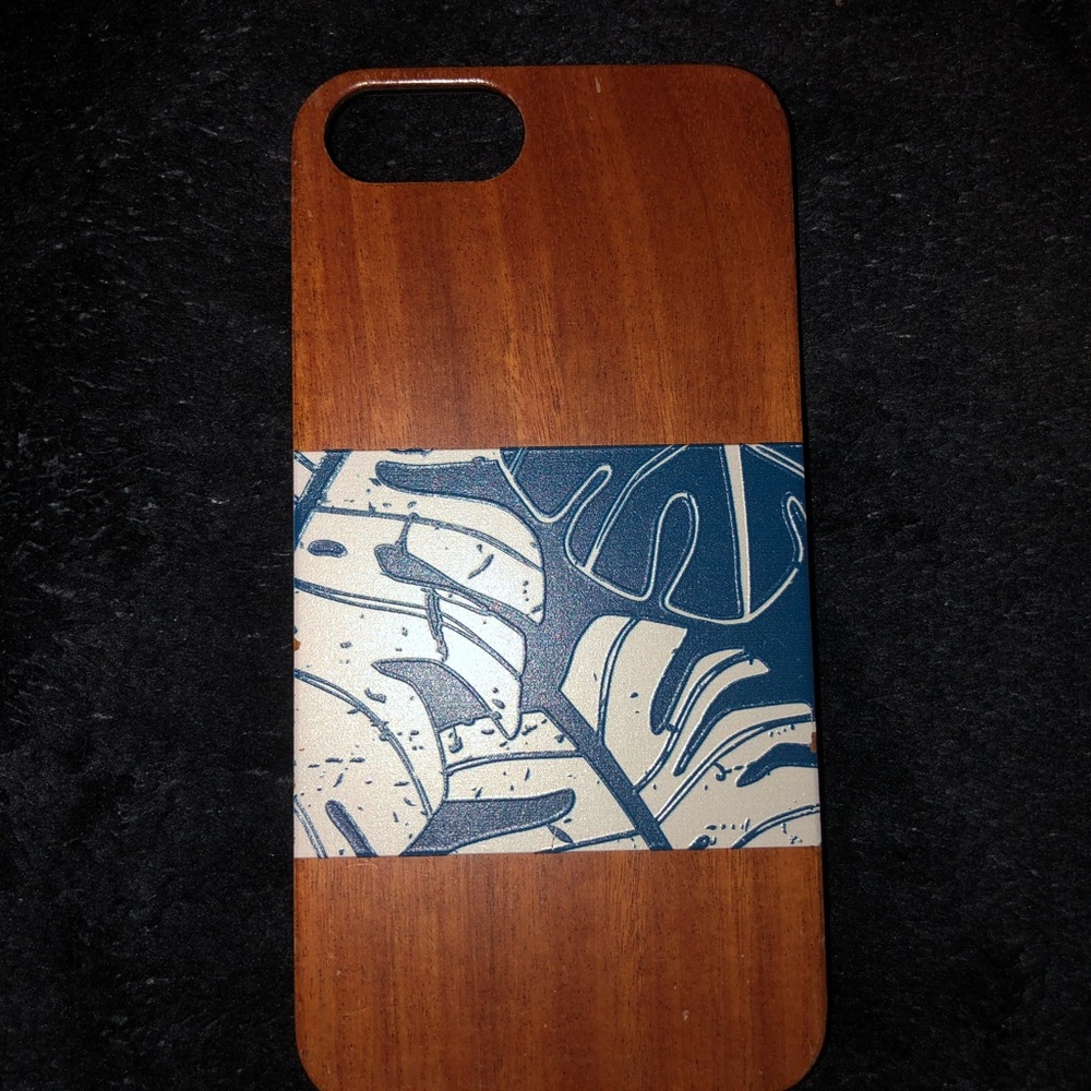 Toms iPhone + case